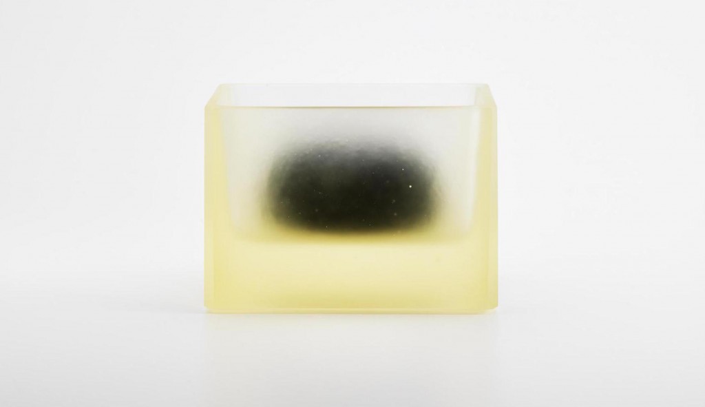 Boite en verre et porcelaine noire 6,5 cm x10.25cm x 7.5cm, création Andrea Walsh, Galerie Mouvements Modernes, photo Shannon Tofts