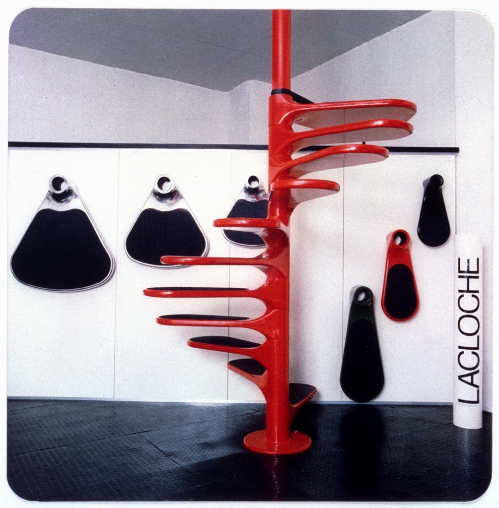 Exposition des composants de l'escalier Module M400 édité par la galerie Lacloche, 1966 Archives Roger Tallon ADAGP Paris : photo : Les Arts Décoratifs, Paris.