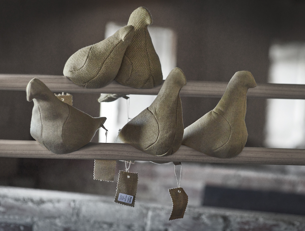 Pigeons en lin fabriqués à la main remplis de grains de lin , Thomas Eyck